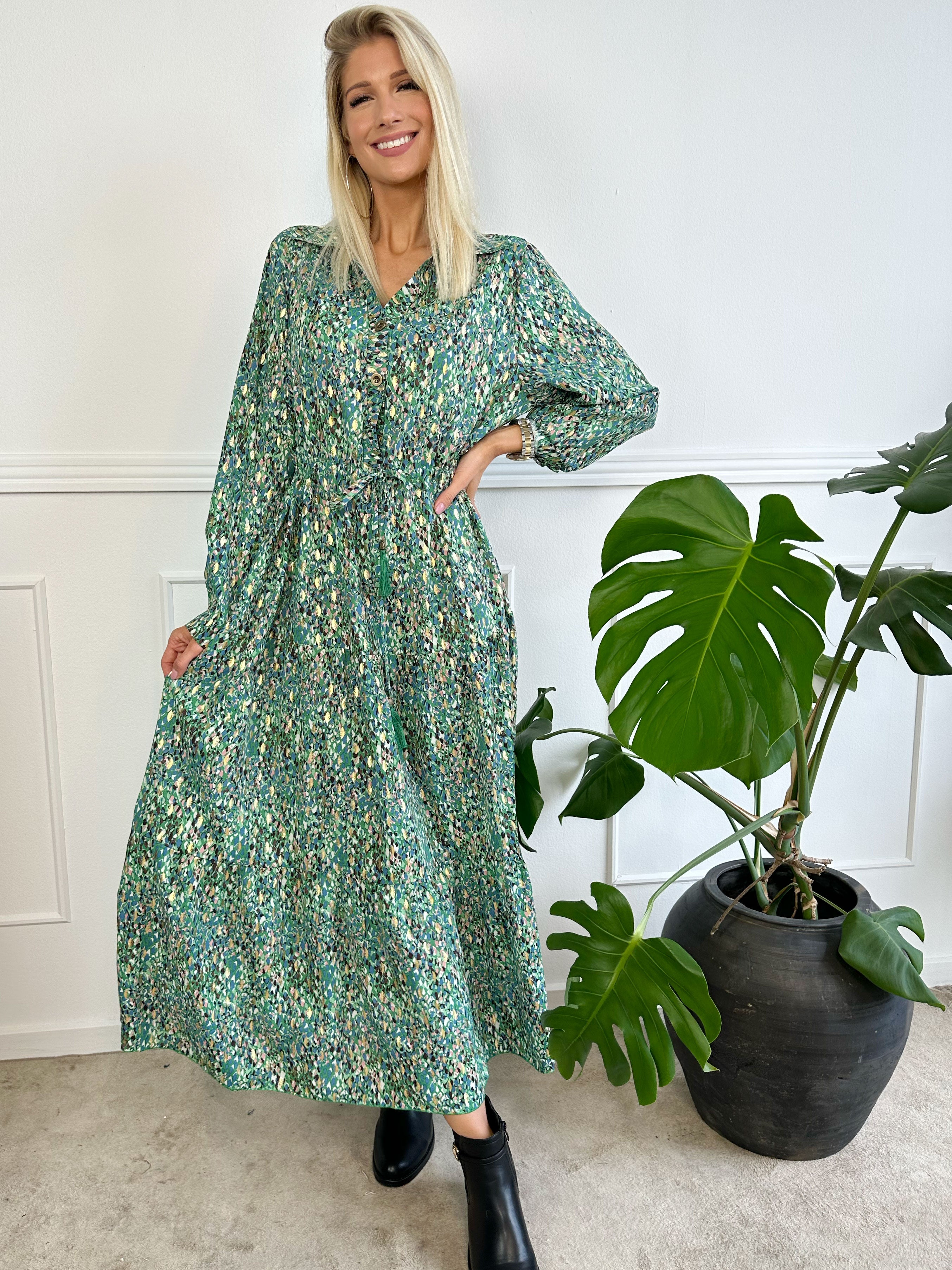 Jamilah - Lang kjole i lag på lag look med gulddetaljer